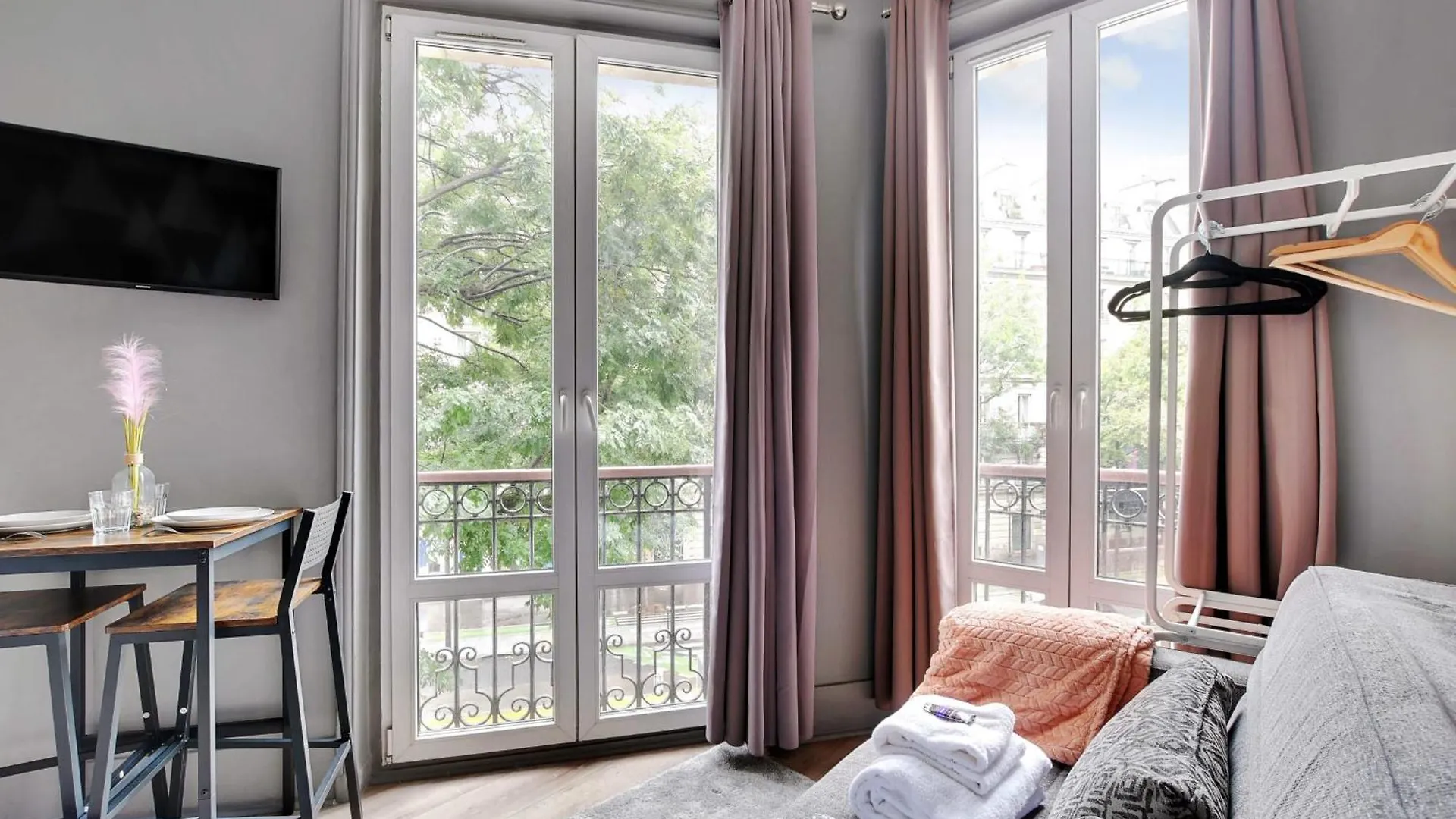 Republique - Magenta Apartment *