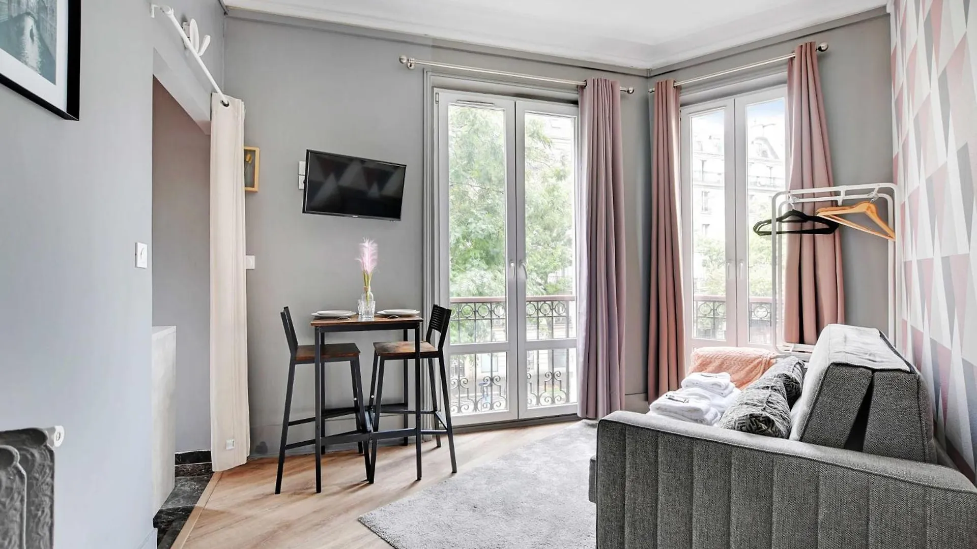 Apartment Republique - Magenta *