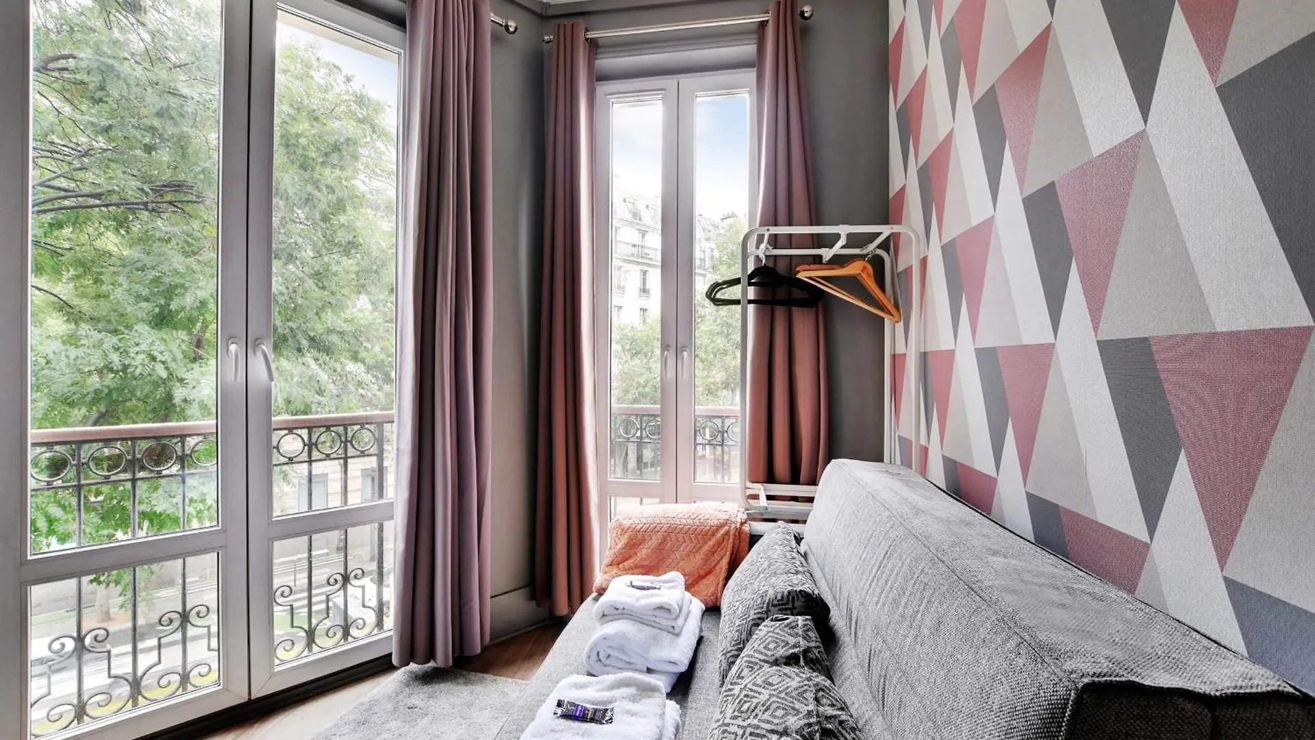 Republique - Magenta Apartment